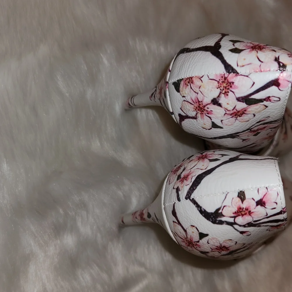 NWOT !! SHOEDAZZLE HEELS. - Picture 6 of 6